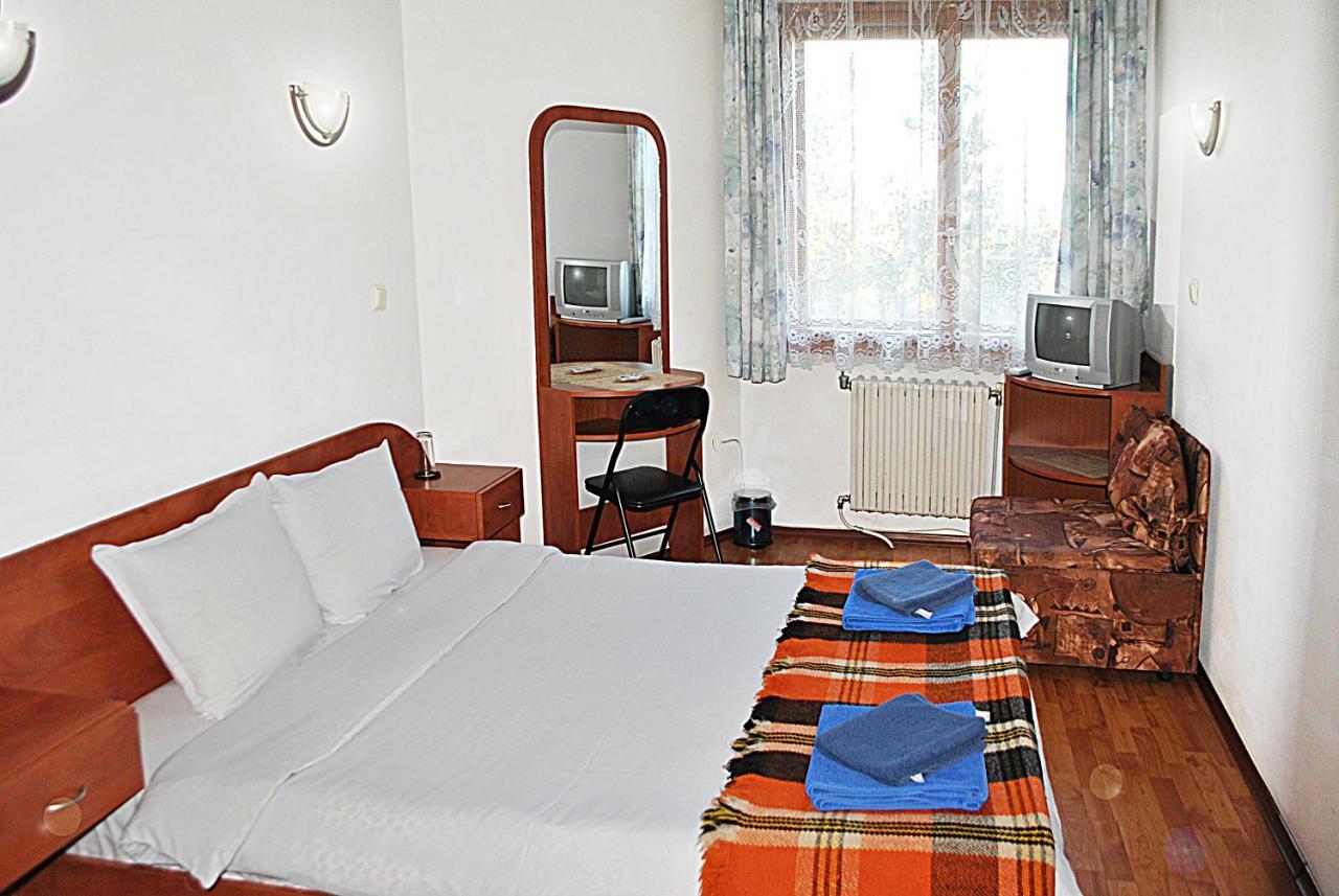 Family Hotel Zora Sofia Bagian luar foto